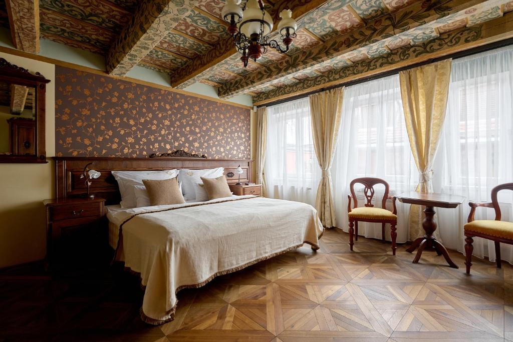 En eller flere senge i et værelse på Hotel Residence U Černého Orla