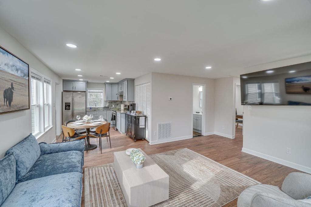 Kuchyň nebo kuchyňský kout v ubytování Walk to Leesburg Historic District Family Retreat