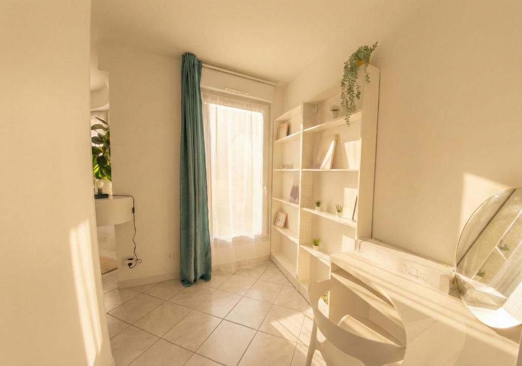 bagno con finestra, specchio e lavandino di Le Sky - Penthouse de Standing Hyper-Centre Orsay Paris Saclay a Orsay