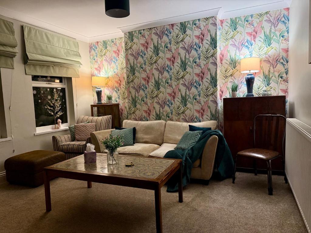 The Lily•Central Beeston•Private Apartment•SmartTV•Free Wi-Fi•Tram• في نوتينغهام: غرفة معيشة بها أريكة وطاولة