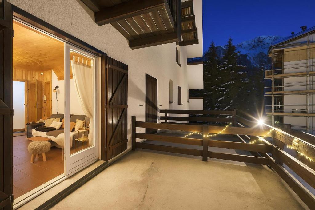 Balkón nebo terasa v ubytování Chaberton Romantic Retreat Ski In Ski Out - Happy Rentals