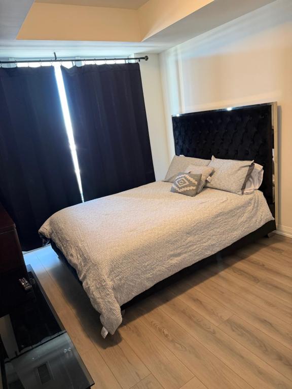 Кровать или кровати в номере 1 Room in a Modern City Condo