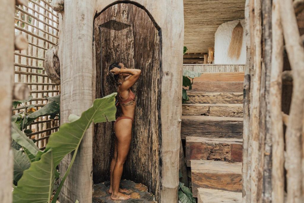 una donna in piedi sulla porta di un edificio di Villa Milos a Fernando de Noronha