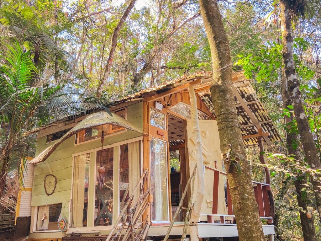 una casa costruita nel bosco di Cabana Floresta Amada a Ouro Preto