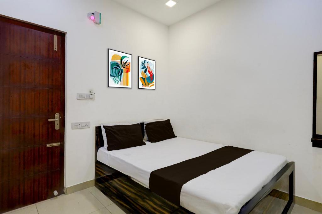 Giường trong phòng chung tại Hotel O SERAA RESIDENCY