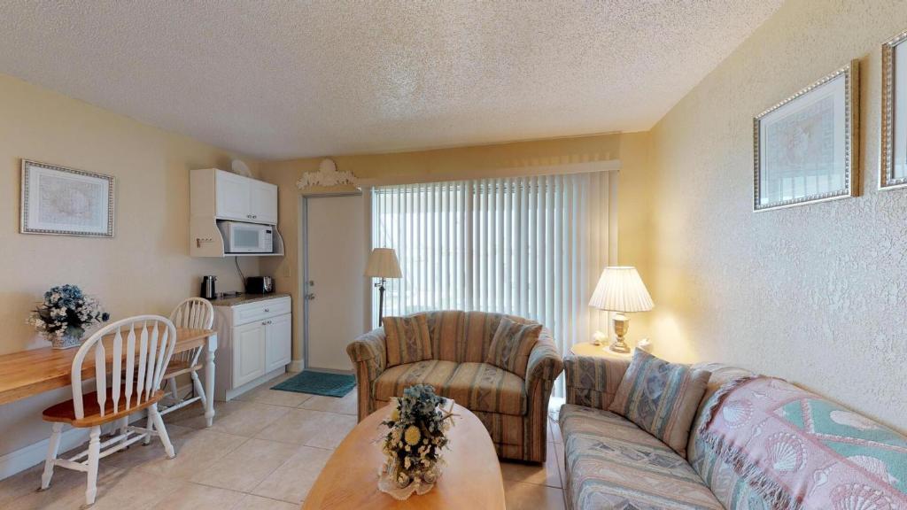 ein Wohnzimmer mit Sofa und Tisch in der Unterkunft Driftwood Landing - DWL-1 in Isles of Capri