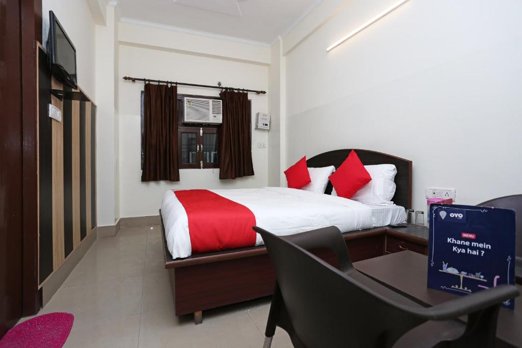 En eller flere senge i et værelse på Hotel O by OYO Shiva Palace