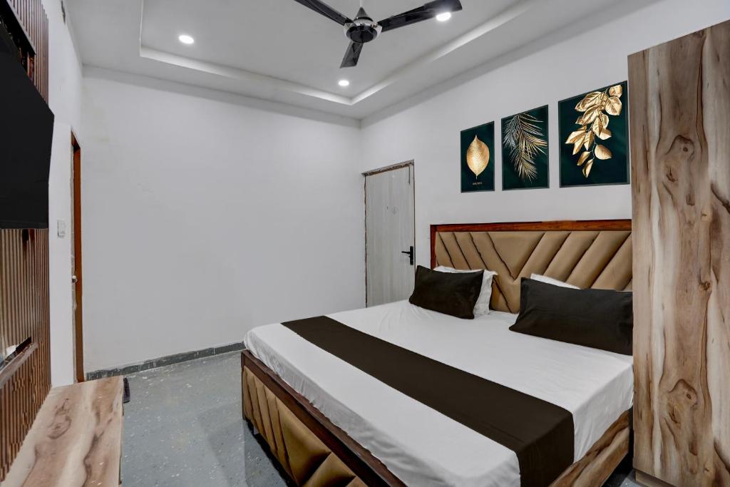 Postel nebo postele na pokoji v ubytování Hotel O THE AMBROSIA STAY