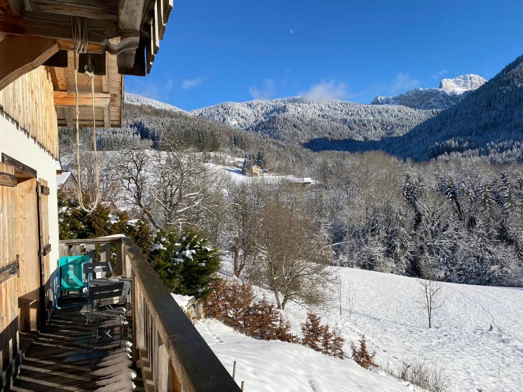 ein Balkon eines Hauses mit Blick auf einen schneebedeckten Berg in der Unterkunft Le Nid des Étoiles in Mégevette