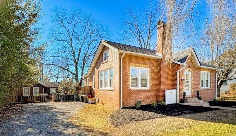 Το κτήριο όπου στεγάζεται  η παραθεριστική κατοικία