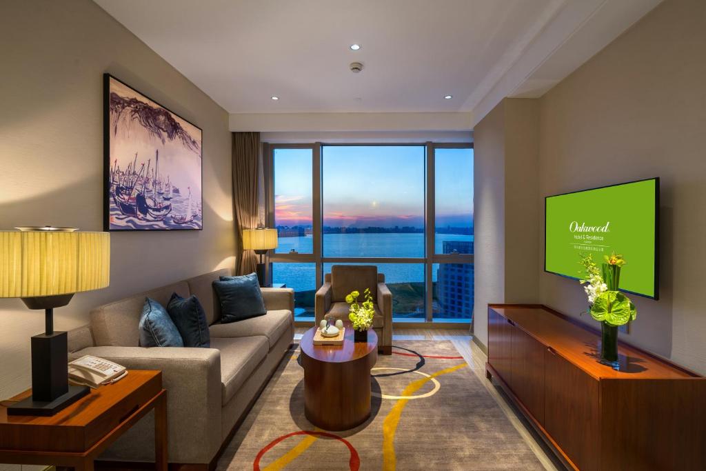 TV a/nebo společenská místnost v ubytování Oakwood Hotel & Residence Suzhou