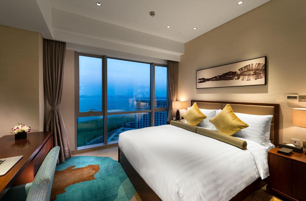 Postel nebo postele na pokoji v ubytování Oakwood Hotel & Residence Suzhou