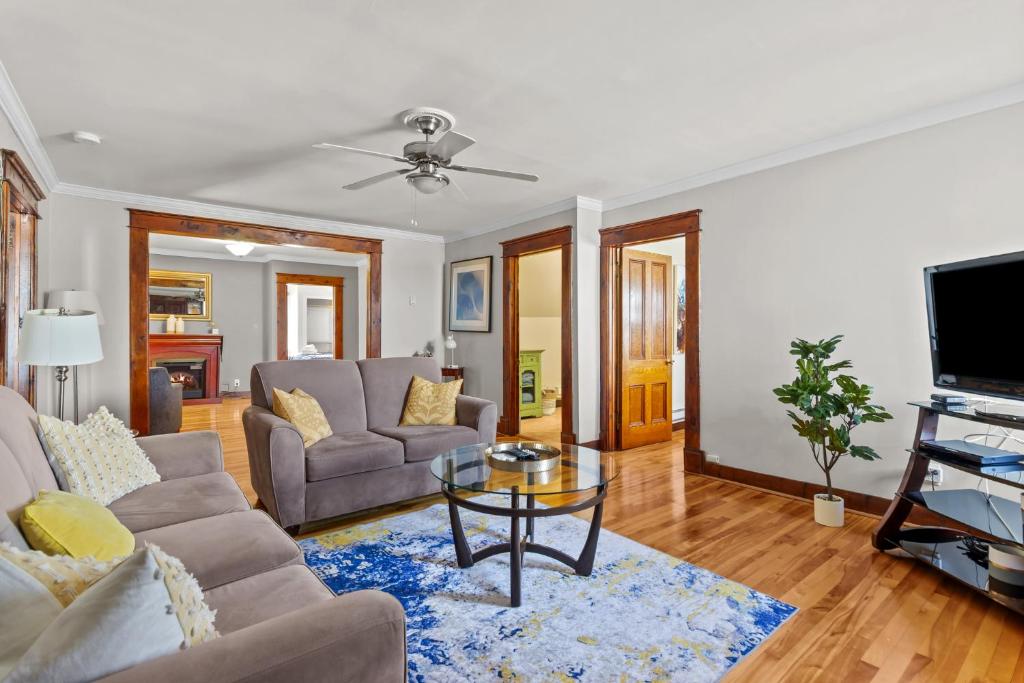 een woonkamer met een bank en een tafel bij Spacious 3BR Parking Pet-Friendly in St. John's