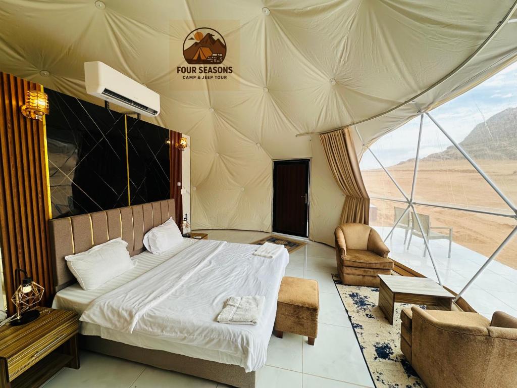 Postel nebo postele na pokoji v ubytování Rum Four Seasons luxury Camp & Jeep Tours
