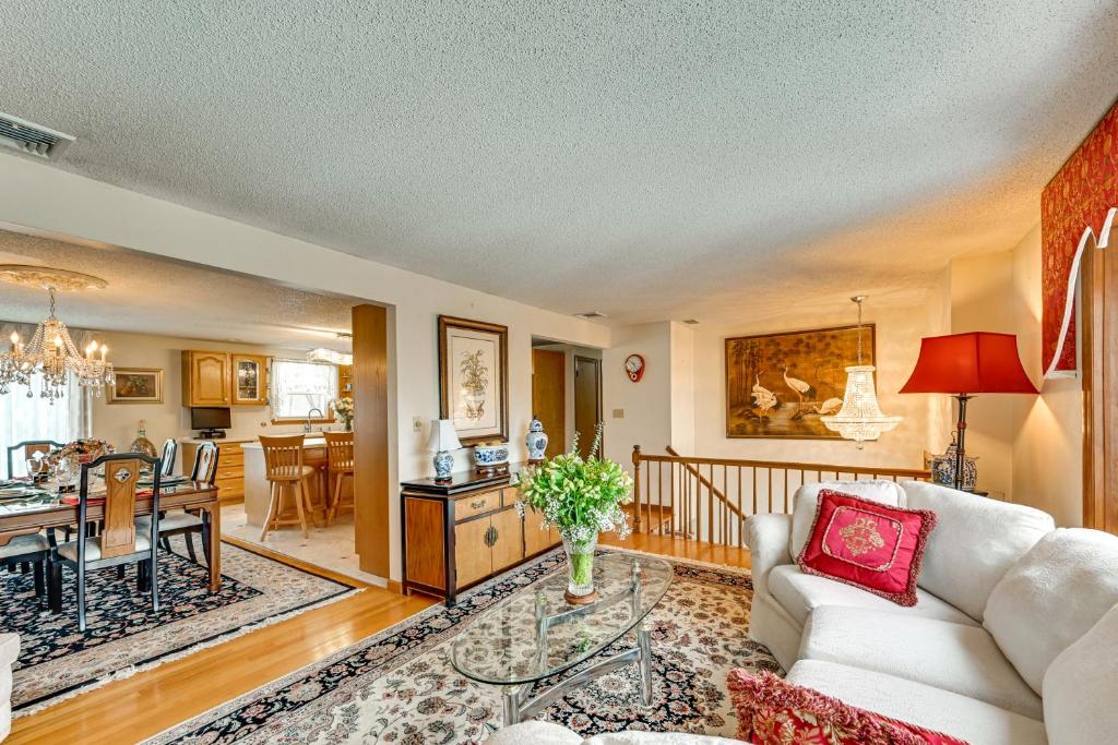 Гостиная зона в Spacious Yard with Gazebo Charming Windsor Retreat