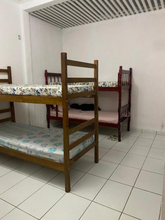 Giường trong phòng chung tại Hostel litoral