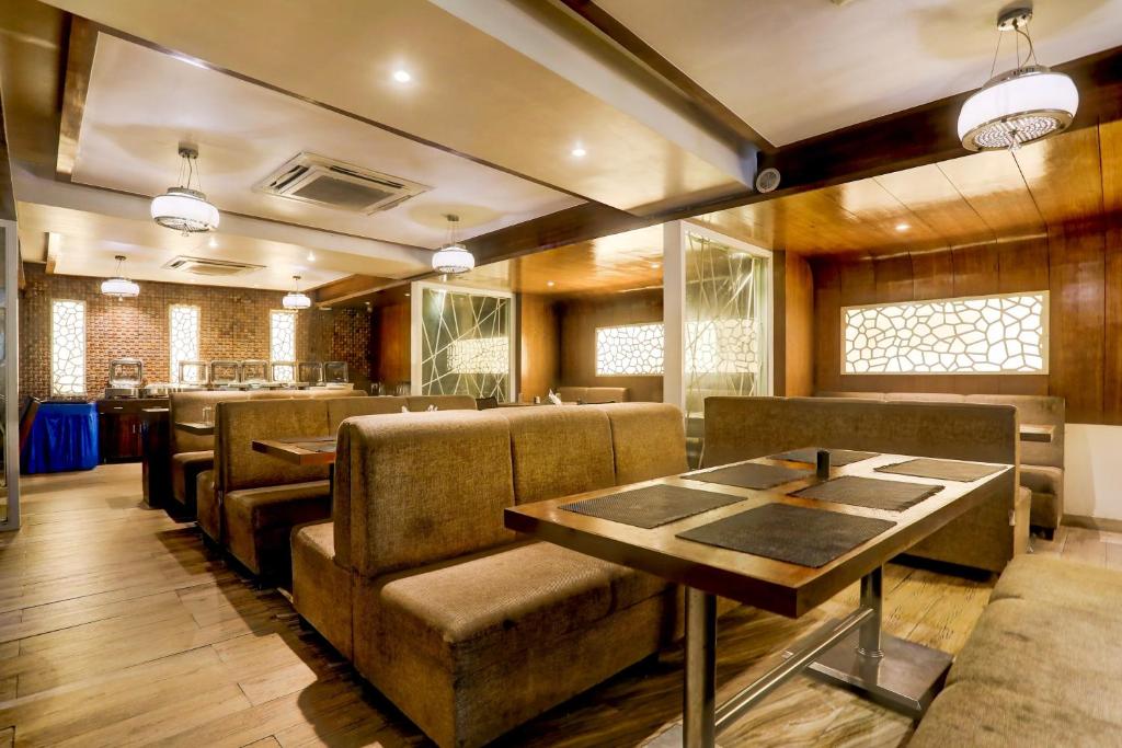 Khu vực ghế ngồi tại Palette by CheckIn River Front Railway Station Formerly Host Inn