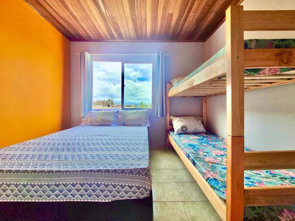 Ένα ή περισσότερα κρεβάτια σε δωμάτιο στο #MaReSiaSdaPaz próximo ao centro de Matinhos