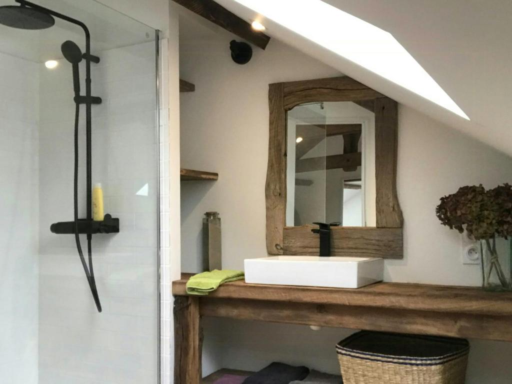 Un baño de Maison Authentique Et Paisible Au Cœur Du Cantal