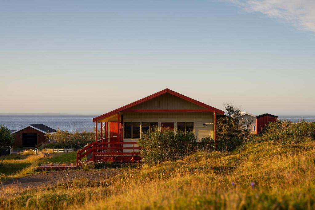 BakkafjörðurDreamy Cabin with Sea Views, North Iceland的山上的房子，背景是大海