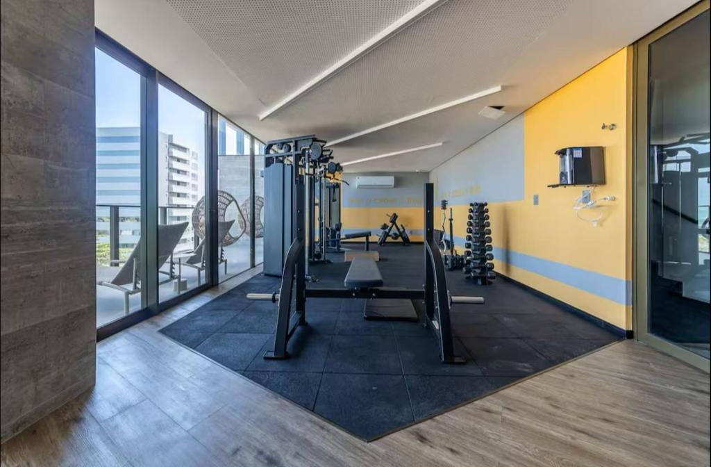 een sportschool met loopbanden en machines in een gebouw bij New Time 1119 luxo e aconchego in Maceió