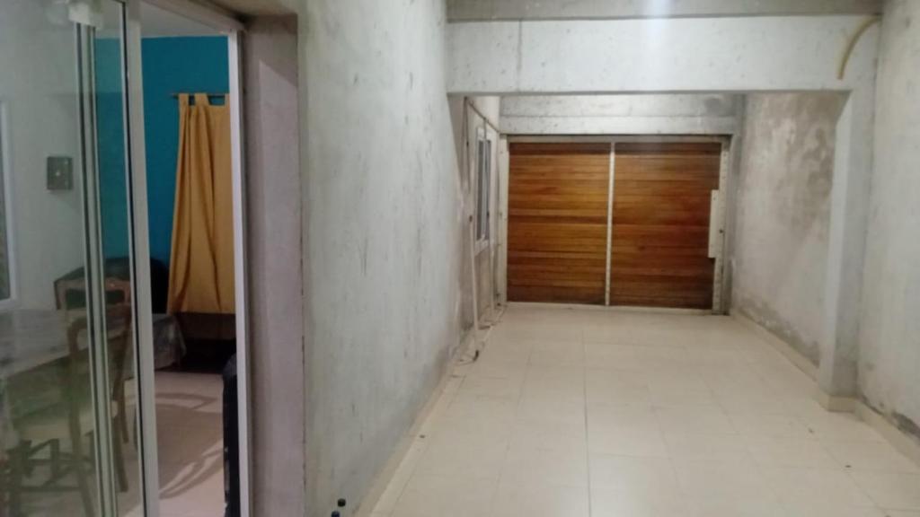 圣地亚哥-德尔埃斯特罗Casa Estadio con cochera的走廊上,房间设有木门