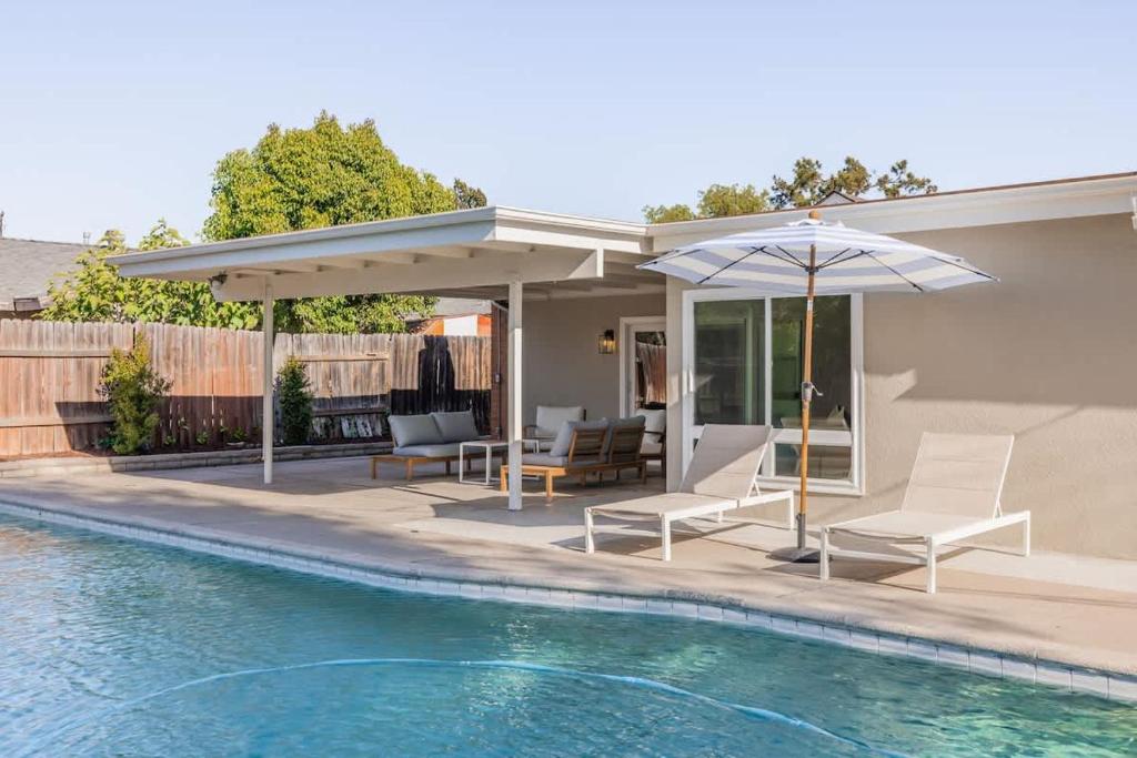 Swimmingpoolen hos eller tæt på Cozy Modern Haven w Soothing Ambience & Pool