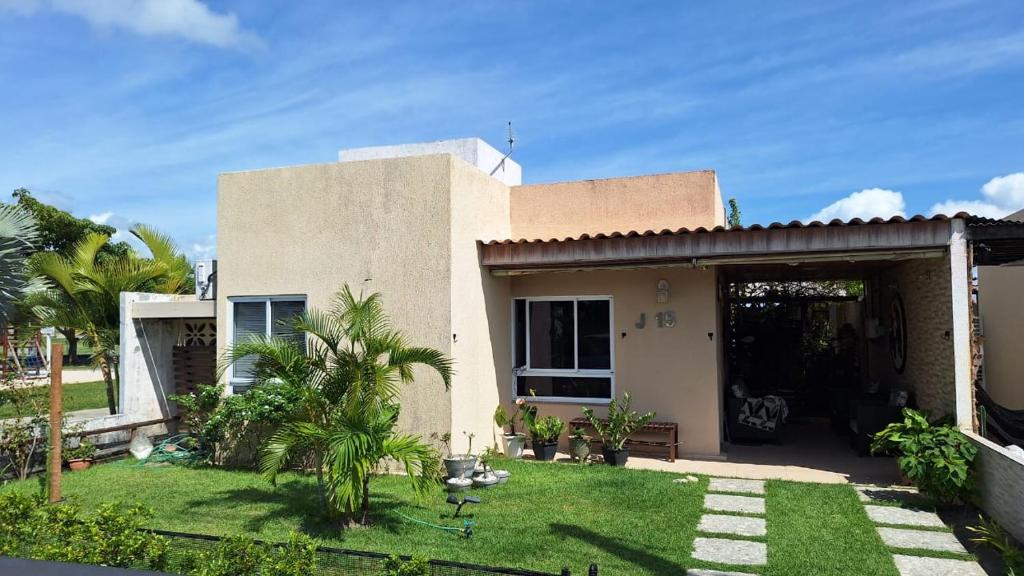 Casa Lagos do Frances في ماريشال ديودورو: منزل أمامه حديقة