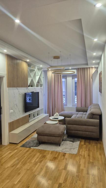 a living room with a couch and a tv at Apartman VIS in Arandjelovac