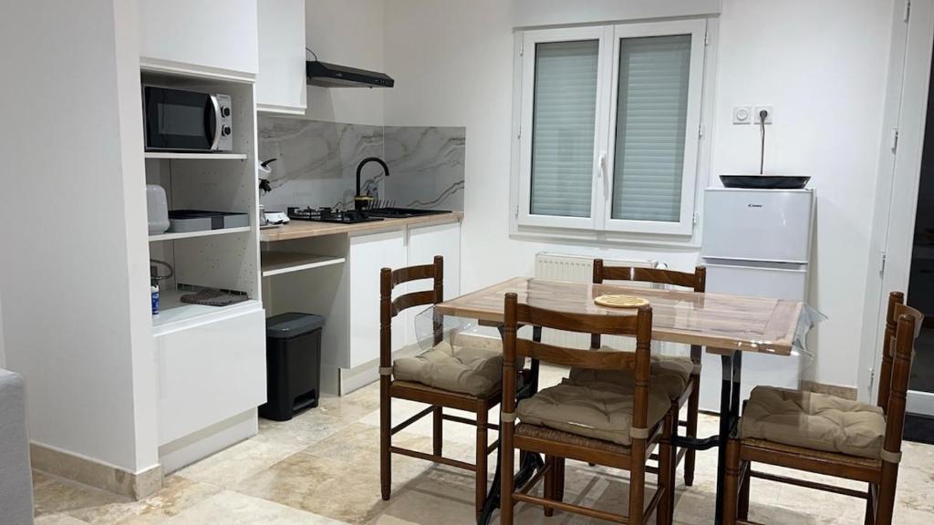 a kitchen with a table and chairs in a kitchen at Le gîte du château in Saint-Père-sur-Loire