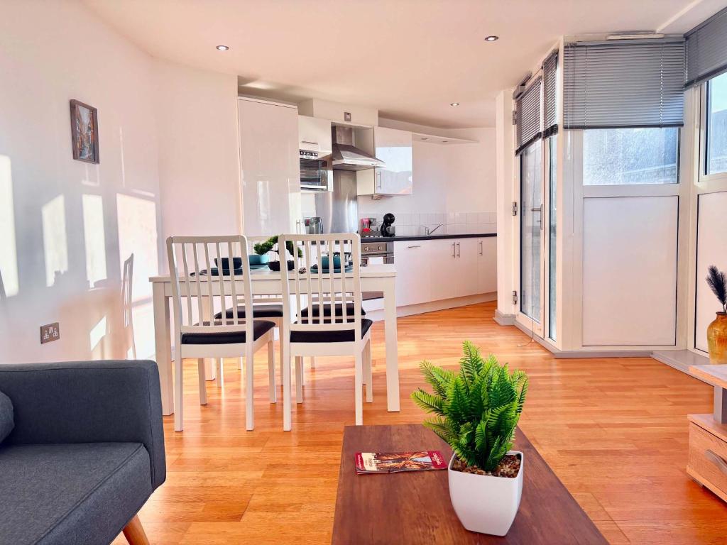 Bright York City Centre 2-Bed Apartment with View - Best Location in Town - アパート