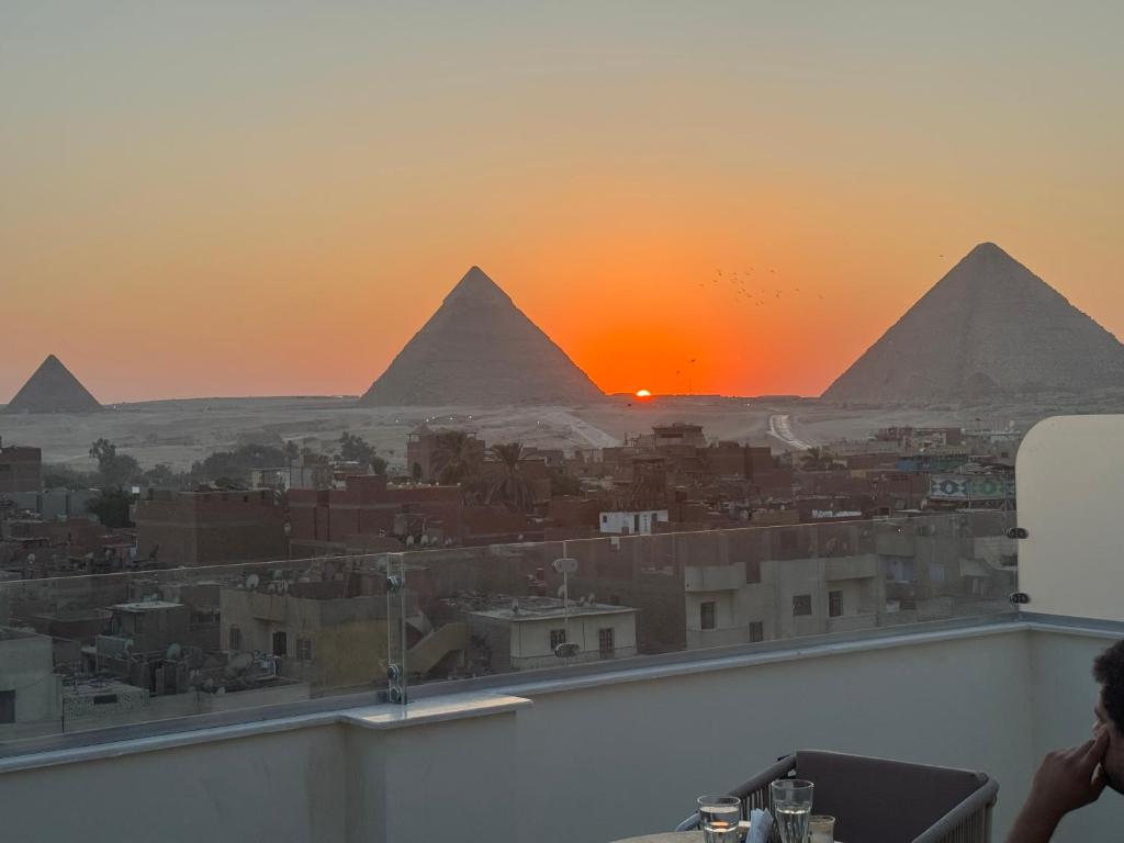 Una vista de las pirámides de Giza desde la cima de las pirámides. en Pyramids hotel Merak, en Banī Ghālib
