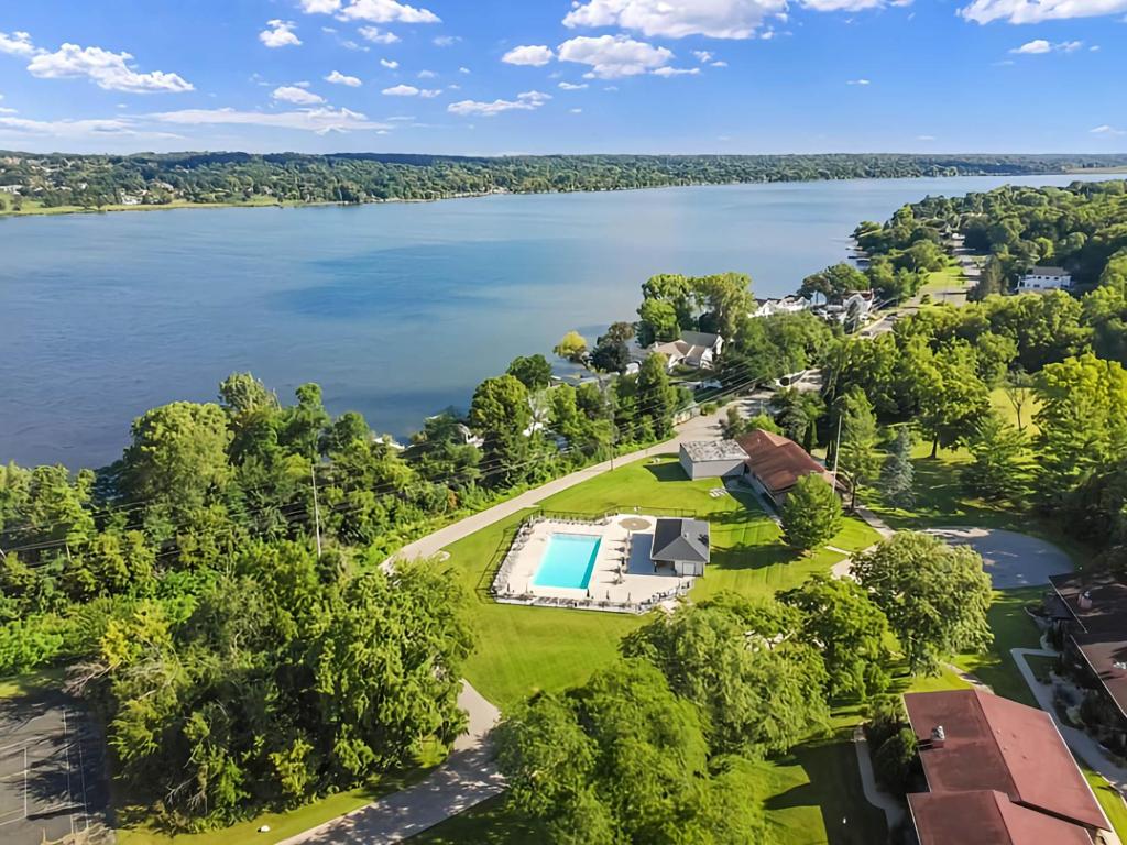 una vista aerea di una casa sulla riva di un lago di The Overlook at Interlaken a Lake Como