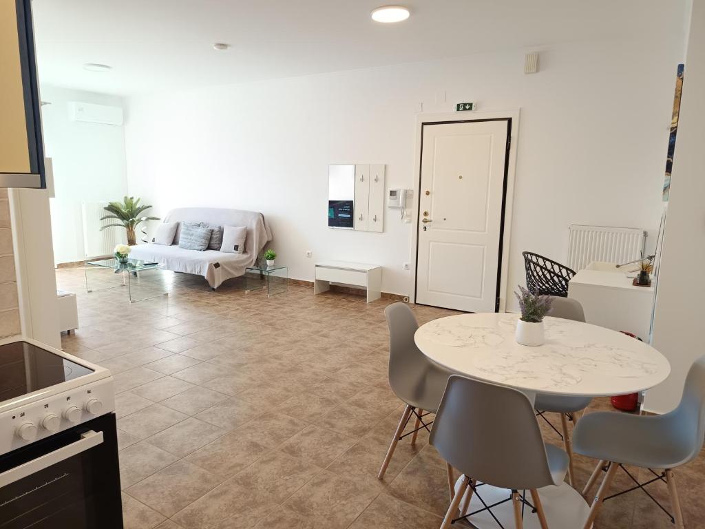 een keuken en woonkamer met een tafel en stoelen bij Nafplio pleasure project in Nafplio