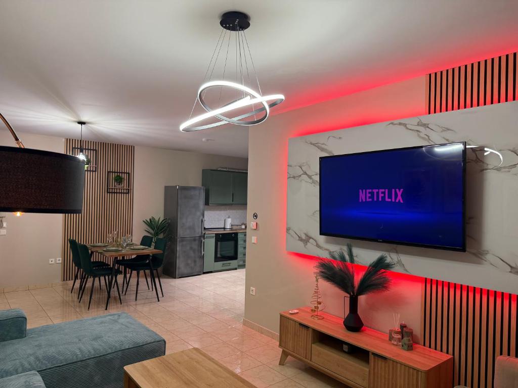 een woonkamer met een tv aan de muur bij Angelo Maison in Thessaloniki