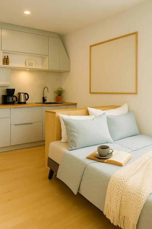 莫鲁Tæt på Langesø - Studio near Odense的卧室里有一张床，床上放着托盘