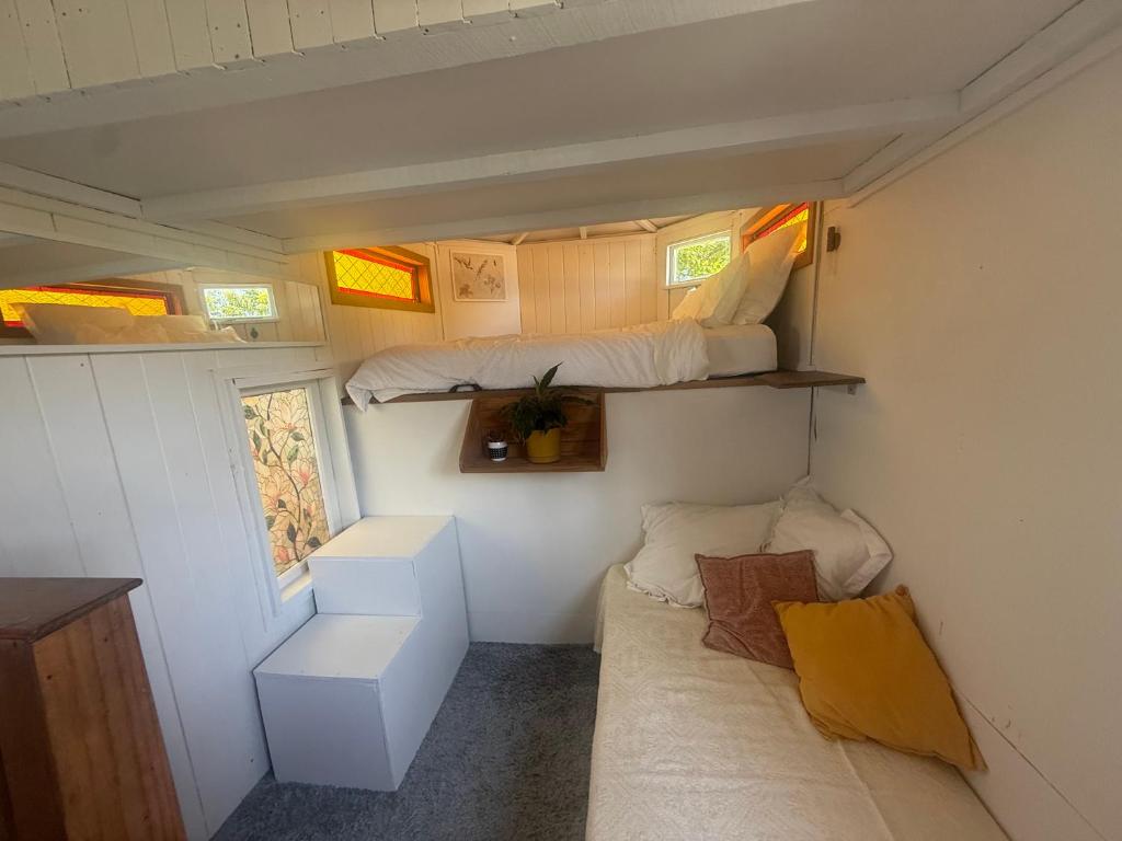 En eller flere senge i et værelse på Surf Shack on Broadway