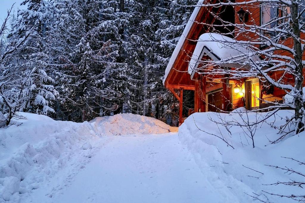 Secluded Mtn Retreat with Resort Perks in Whitefish! om vinteren