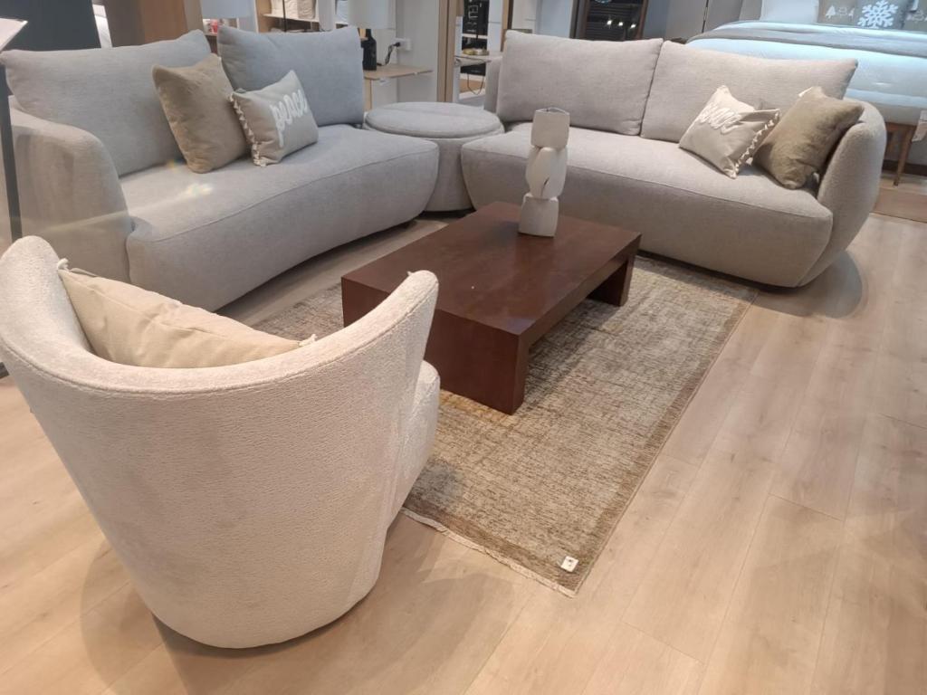 Departamento de tres dormitorios في كوينكا: غرفة معيشة مع أريكتين وطاولة قهوة