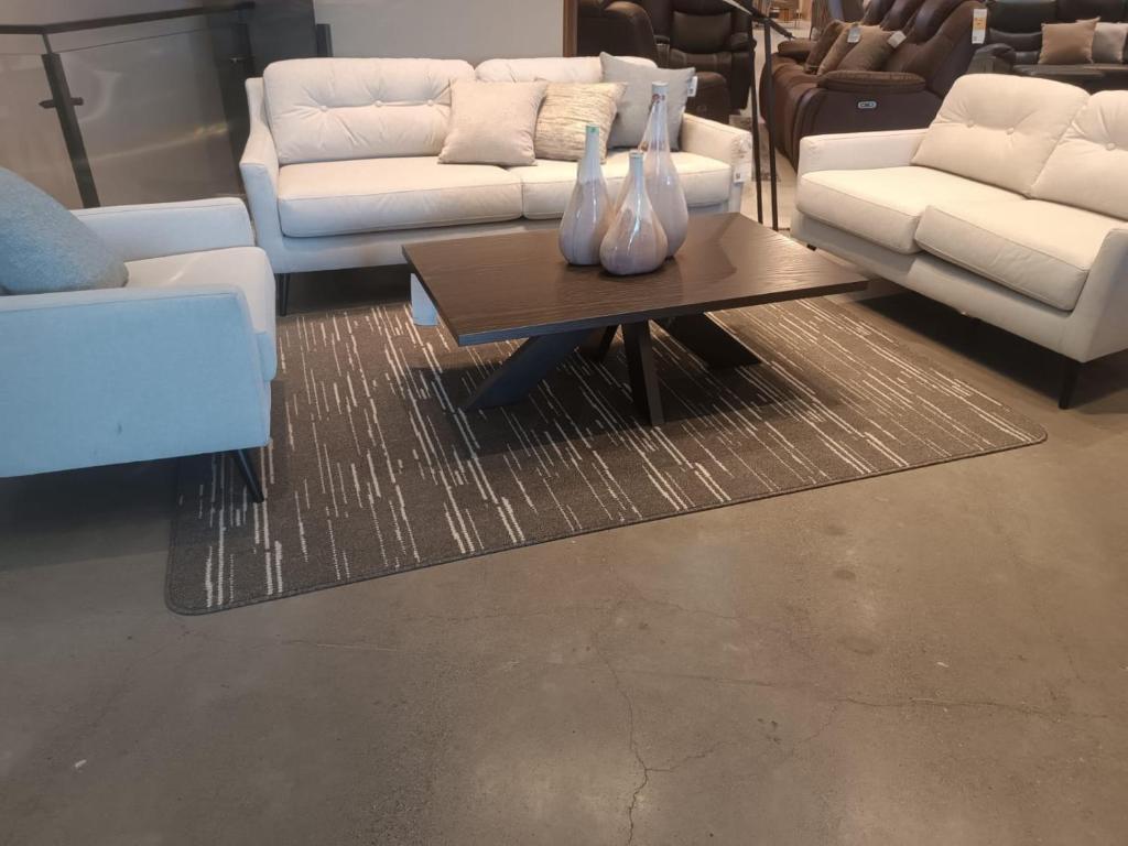 Apartamento entero في كوينكا: غرفة معيشة مع كنب ابيض وطاولة قهوة