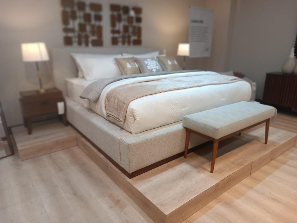 Apartamento de tres dormitorios para grupos de amigos o familias في كوينكا: غرفة نوم بسرير وطاولة ومقعد