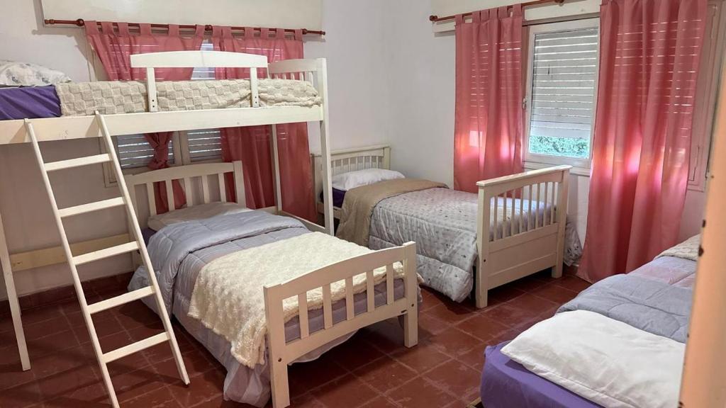 Ένα ή περισσότερα κρεβάτια σε δωμάτιο στο cabaña EL CHALECITO DE ANA