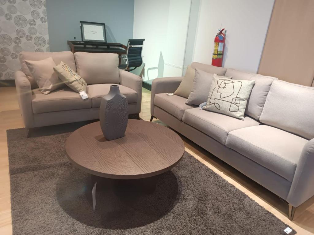 a living room with two couches and a table at Hermoso departamento de tres dormitorios in Cuenca