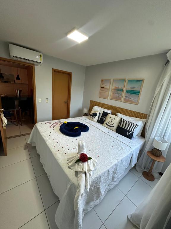 Un dormitorio con una cama con un plato azul encima. en Aprto luxo ILOA barra de São Miguel com enxoval, en Barra de São Miguel