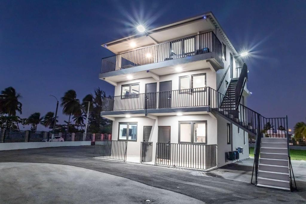 un edificio de apartamentos blanco con escaleras delante en Fully Renovated Beachfront Family Building 2 6 Beds 4 Baths Ocean Views & Terrace, en Dorado