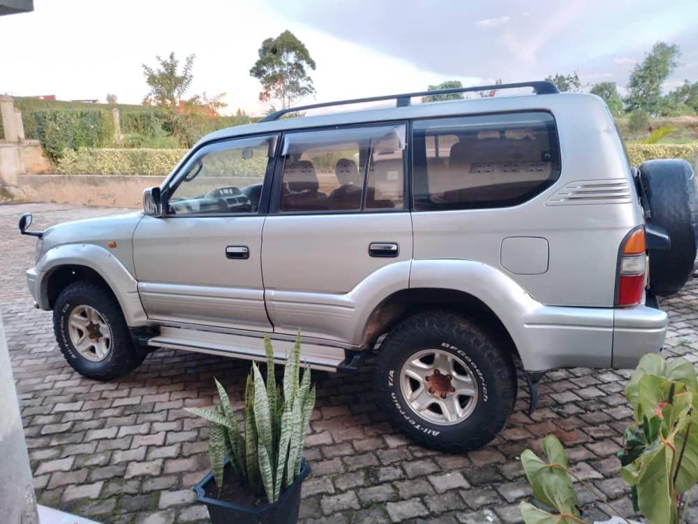 Ảnh trong thư viện ảnh của Toyota Landcruiser Prado ở Kampala