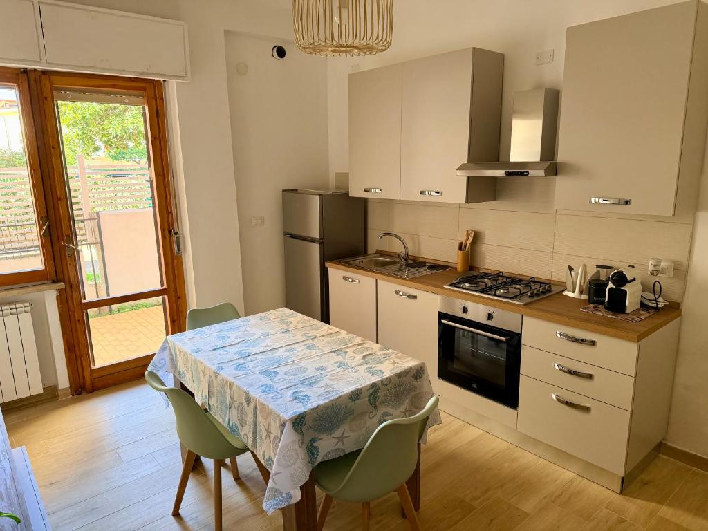 a kitchen with a table with chairs and a stove at La DA MA Shila Winter Escape in Francavilla al Mare