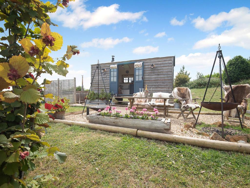 Κήπος έξω από το Lillie's Shepherd Hut - Uk50230