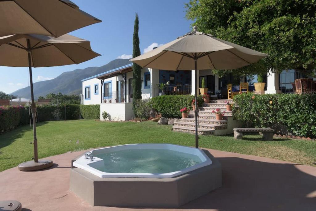 Cảnh núi rừng hoặc tầm nhìn ra núi từ nhà nghỉ dưỡng