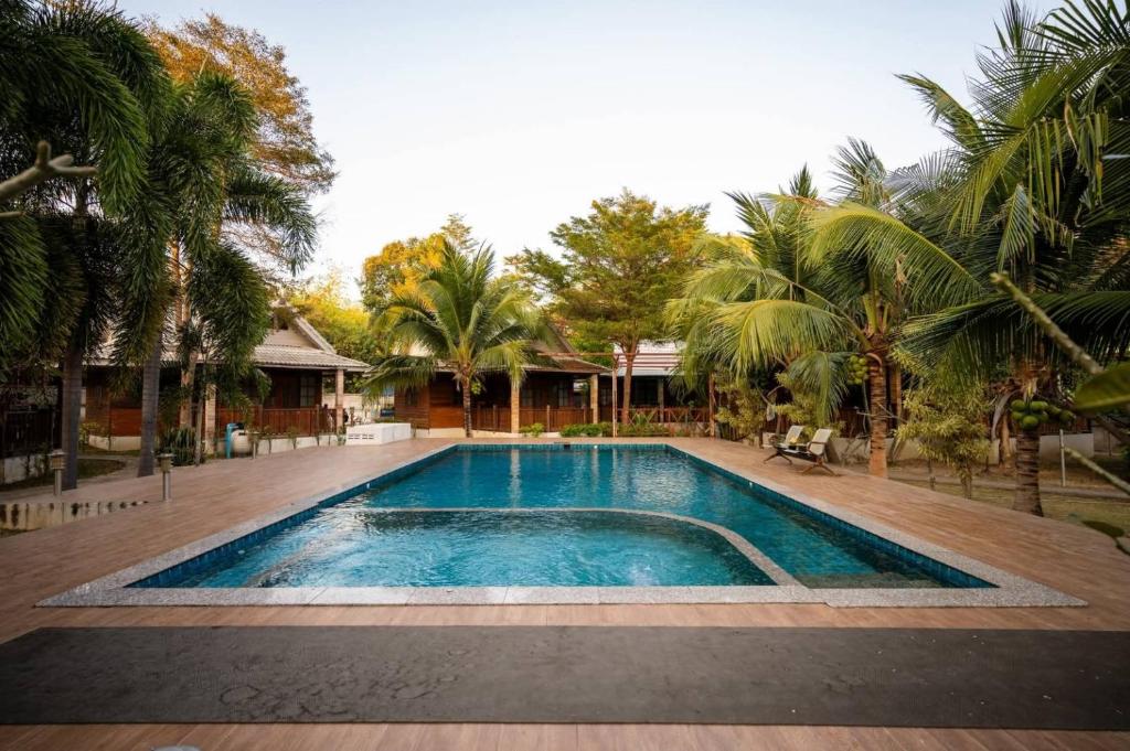 Bazén v ubytování บ้านกูรูรีสอร์ท nebo v jeho okolí